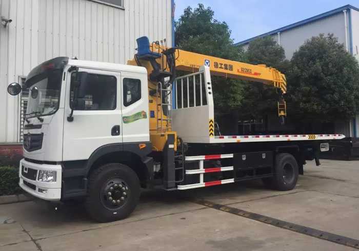 東風(fēng)D9帶吊清障車(chē)
