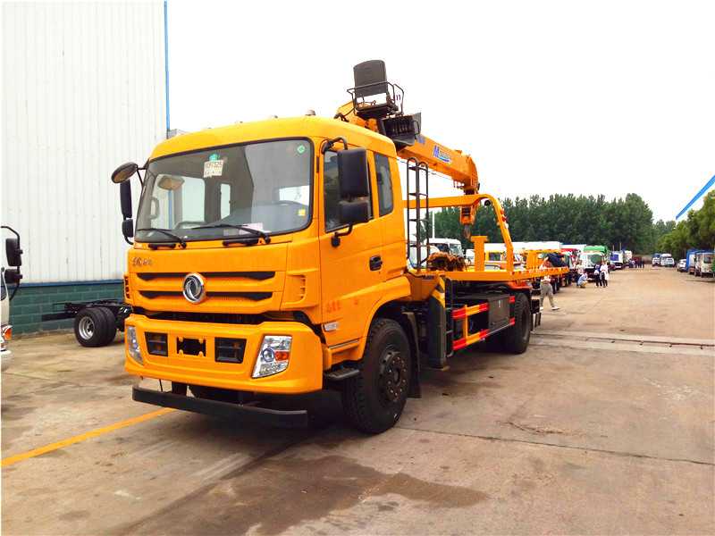 東風(fēng)特商帶吊清障車